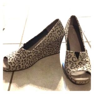 Toms natural leopard wedges